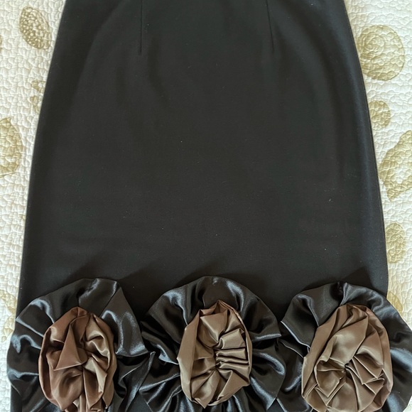 GORGEOUS BLACK SKIRT with FLOWER APPLICATION Size M - Picture 1 of 4